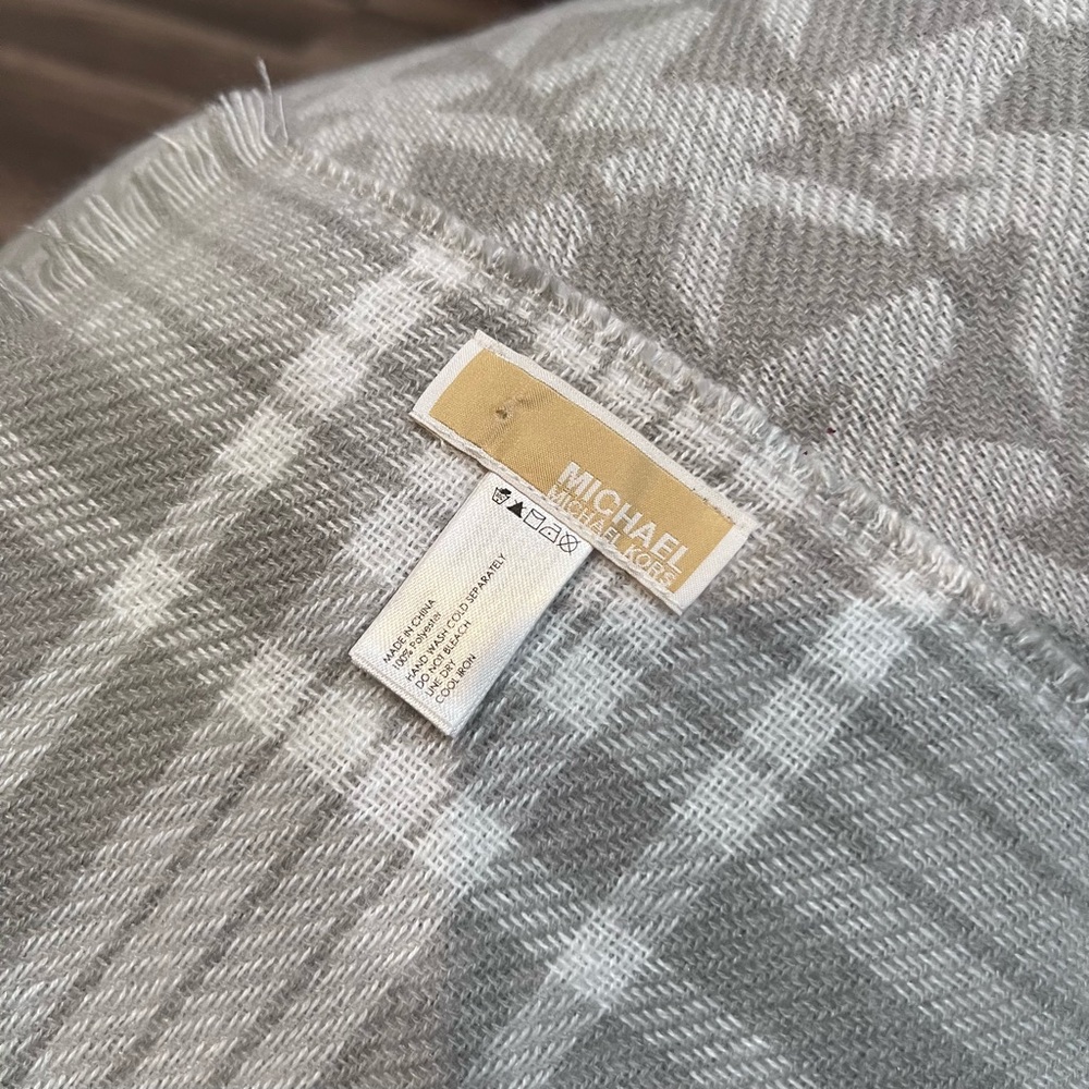 Michael Kors Gray Reversible Monogram Tartan Blanket Plaid Scarf - Picture 3 of 5